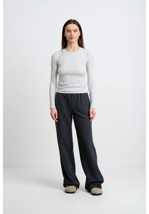 - Spodnie treningowe