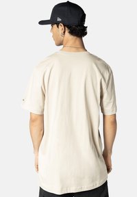 New Era LIFESTYLE  NEW YORK YANKEES - T-shirt con stampa - beige
