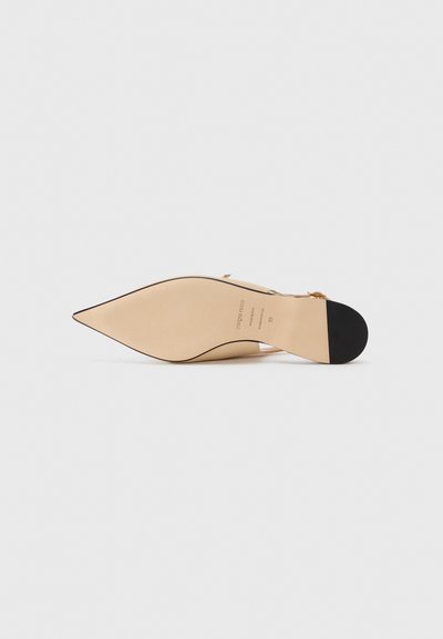 Pantofi cu toc înalt, bej, cu vârf ascuțit și capac de toc din cauciuc negru, partea superioară din piele netedă și un design minimalist; are mărimea și brandul embosate pe talpă.