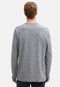 Langarmshirt in meliertem Grau, mit Rundhalsausschnitt und geradem Schnitt. Weicher Baumwollmischstoff mit minimaler Textur, ohne Muster.