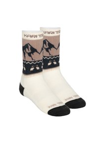 KARI TRAA-strumpor med ett beige och svart bergsmönster, vit bas och kontrasterande svarta tån och häl, tillverkade av mjukt, texturerat material.