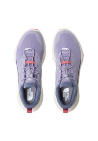 Lilla nettverksidretssko med hvit såle, som har rosa detaljer og en rød trekkfane. Snøring er integrert med en lukking med knapp.