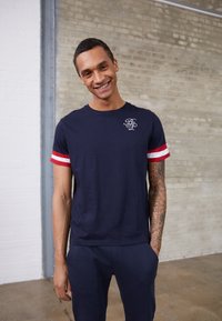 Brave Soul DRUMMOND - T-shirt estampada - navy/red/white