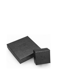 Schwarzes Kartonverpackungsset, bestehend aus einer größeren flachen Box und einer kleineren quadratischen Box, beide mit eingeprägtem Logo auf der Oberfläche.