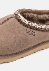 UGG TASMAN UNISEX - Papuče - caribou