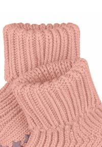 Col roulé en tricot rose avec une texture côtelée et un haut replié. Présente des accents en forme d'étoile en bas dans une couleur contrastante.