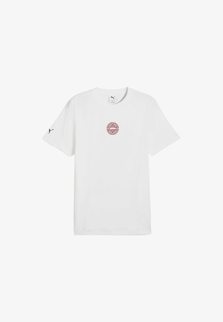 Biała koszulka Puma z czerwonym, okrągłym motywem geometrycznym na klatce piersiowej oraz małym czarnym logiem Puma na lewym rękawie.