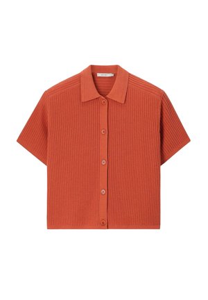 Cardigan en maille côtelée à manches courtes avec boutons, couleur orange brûlé, col pointu, présenté à plat sur un fond blanc.
