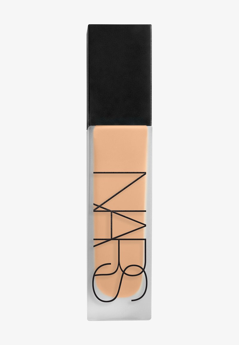 Rechteckige Glasflasche mit beigem flüssigem Make-up, schwarzem NARS-Logo und mattschwarzem Deckel, stehend vor weißem Hintergrund.