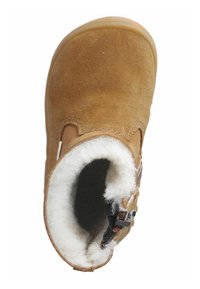 Tanečková semišová bota s kulatou špičkou, límcem lemovaným beránkem a malou černou přezkou. Podešev je pogumovaná pro lepší přilnavost.