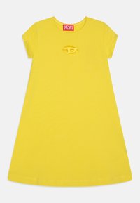 Gul bomullsklänning med korta ärmar, med rund halsringning och en broderad logotyp i mitten. A-linjeformad silhuett, mjuk textur.