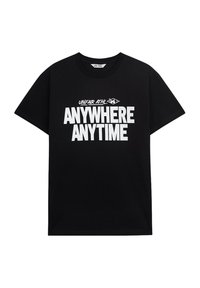 Čierne bavlnené tričko s výrazným bielym textom: "NEFEROVÉ ATLET. KDEKOĽVEK KEDYKOĽVEK." Okrúhly výstrih a krátke rukávy.