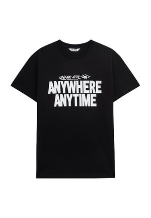 T-shirt en coton noir avec un texte blanc audacieux : "UNFAIR ATHL. ANYWHERE ANYTIME." Encolure ronde et manches courtes.