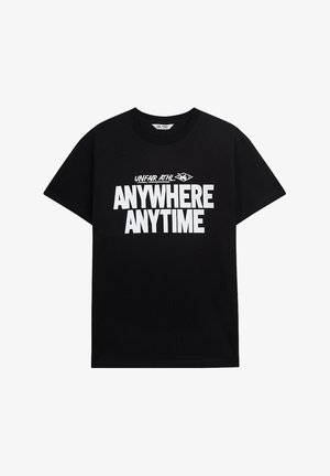 Čierne bavlnené tričko s výrazným bielym textom: "NEFEROVÉ ATLET. KDEKOĽVEK KEDYKOĽVEK." Okrúhly výstrih a krátke rukávy.