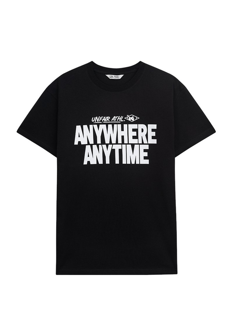 Čierne bavlnené tričko s výrazným bielym textom: "NEFEROVÉ ATLET. KDEKOĽVEK KEDYKOĽVEK." Okrúhly výstrih a krátke rukávy.