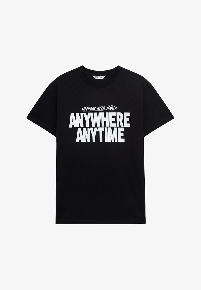 Čierne bavlnené tričko s výrazným bielym textom: "NEFEROVÉ ATLET. KDEKOĽVEK KEDYKOĽVEK." Okrúhly výstrih a krátke rukávy.