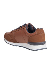 Sneaker in pelle marrone con accenti in suede, punta rotonda, lacci blu navy, suola intermedia bianca e suola esterna in gomma textured. Design classico retro.