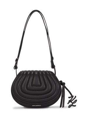 Svart läder crossbody-v�äska med quiltat vågmönster, smal rem och dekorativ knytdetalj på sidan. Har logotypen på framsidan.