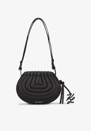 Bolsa de ombro em couro preto com padrão de onda acolchoado, alça fina e detalhe decorativo de laço na lateral. Apresenta o logótipo na frente.