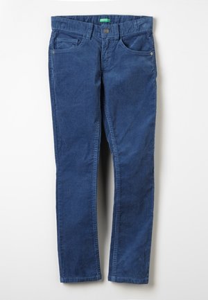 Pantalones azul de pana de pierna recta con bolsillos frontales y trabillas para cinturón, extendidos sobre un fondo blanco.