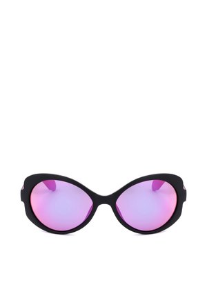 Occhiali da sole neri modello cat-eye con montatura spessa e lenti rosa specchiate, rivolti in avanti su sfondo bianco semplice.