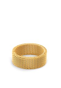 Anillo de alambre de malla dorada con forma cilíndrica, que presenta un interior hueco y una intrincada textura entrelazada. El grosor varía de manera uniforme.
