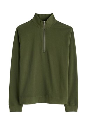 Pullover verde oliva a maniche lunghe con colletto a costine e una zip argento di lunghezza un quarto su uno sfondo bianco.