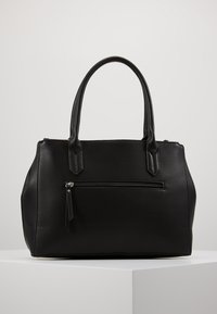 Borsa a tracolla in pelle nera con texture liscia, manici superiori doppi e tasca frontale con zip. Presenta una forma strutturata con hardware minimale.
