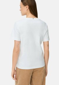 Witte T-shirt met korte mouwen, voorzien van een ronde halslijn en een subtiele gestreepte accenten aan de achterkant, gemaakt van een gladde, lichte stof.
