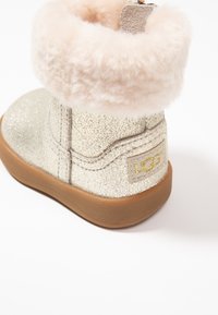 UGG JORIE METALLIC - Zapatos de bebé - gold