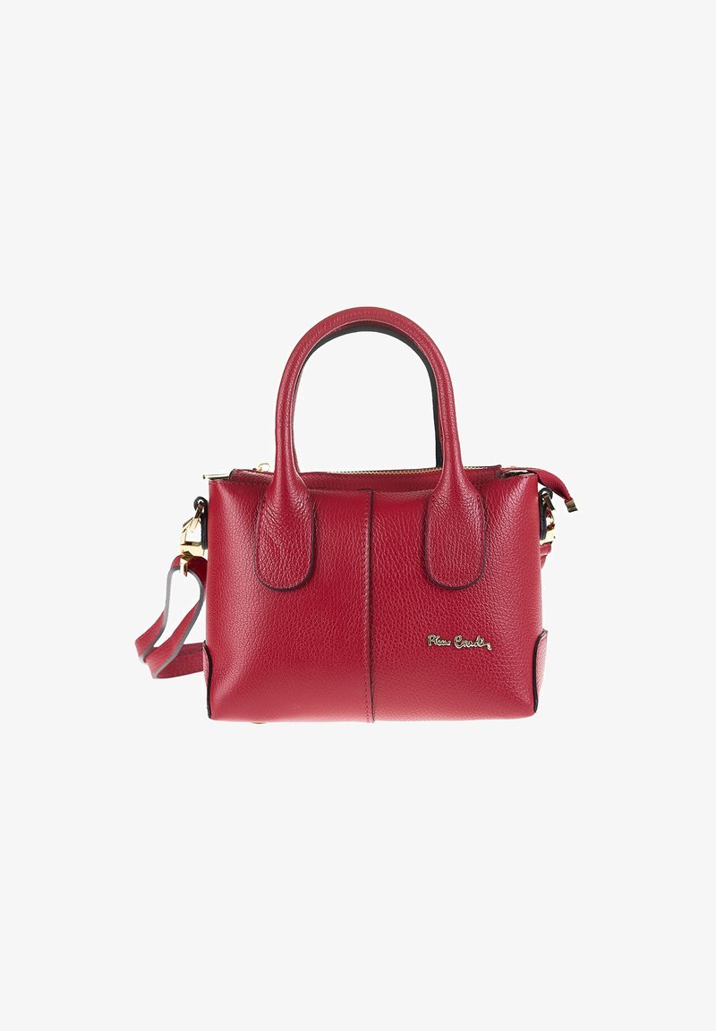 Sac à main en cuir rouge avec deux poignées courtes, une bandoulière amovible et une fermeture éclair. Présente une surface texturée et un logo doré en accent.