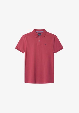 Poloshirt in Burgunderrot mit kurzen Ärmeln, Kragen, Drei-Knopf-Leiste und einem kleinen blauen Emblem auf der Brust. Baumwollstoff, glatte Textur.