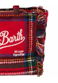 Rood geruite tas van wol, met witte geborduurde tekst "Barth Winter Paradise" en kleurrijke franjes aan de randen. Met ritssluiting.