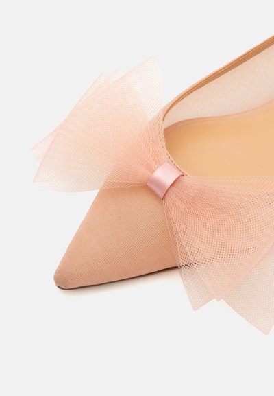 Zapato de tacón desnudo con punta afilada, adornado con un lazo de tul rosa translúcido y un acento de cinta de satén en la parte delantera, que presenta una parte superior suave y un tacón bajo.