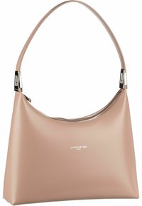 Sac à main en cuir rose doux avec une silhouette courbée, une fermeture éclair et des éléments en métal argenté. Présente une marque sur le devant.