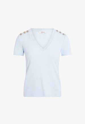 Hellblaues kurzärmeliges V-Ausschnitt-Shirt mit geripptem Muster und sechs metallischen Knöpfen, jeweils drei auf jeder Schulter.