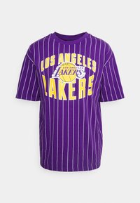 Camiseta de manga corta morada con rayas verticales blancas, con el logo de "LOS ANGELES LAKERS" en amarillo y blanco en el frontal.