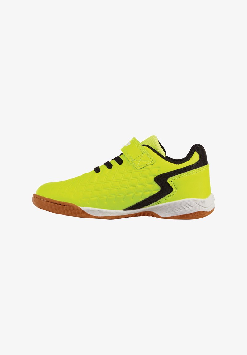 Chaussure de sport basse jaune néon avec des accents noirs, une semelle marron, une semelle intermédiaire blanche, des lacets et une bride à velcro sur le côté supérieur.