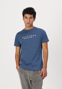 Tommy Hilfiger NEW YORK TEE - Triko s potiskem - aegean sea