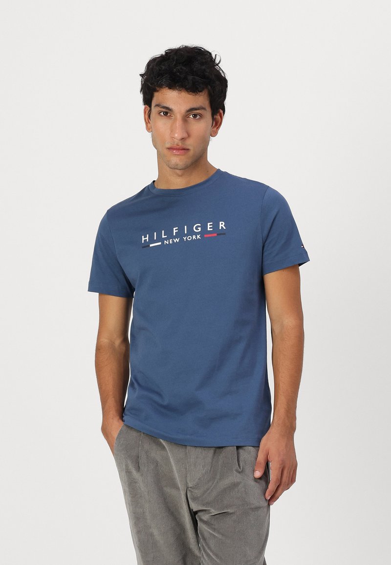 Tommy Hilfiger NEW YORK TEE - Triko s potiskem - aegean sea