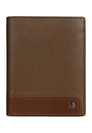 Cartera bifold de cuero marrón con superficie superior texturizada y tira lisa en la parte inferior con un pequeño logotipo metálico redondo.