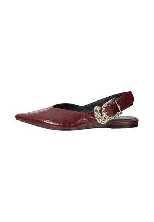 Zapato plano burdeos puntiagudo con correa en el talón y detalle decorativo de hebilla dorada sobre fondo blanco.