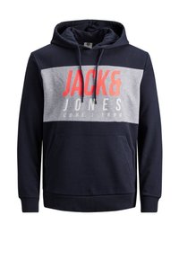 Felpa blu navy con pannello grigio sul petto. Presenta un grande logo "JACK & JONES" rosso e bianco, tasca frontale e cappuccio con cordoncino. Tessuto morbido.