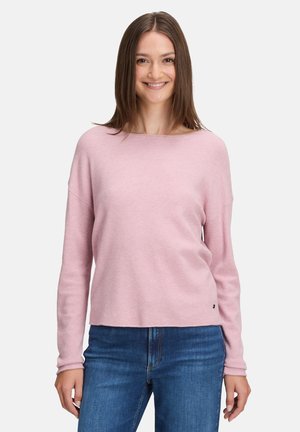 Lichtroze lange mouw sweater met een ruime halslijn en een relaxte pasvorm, gemaakt van textuur gebreid materiaal. Gemaakt met blauwe jeans, met logo-detail.