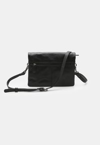 Czarna skórzana torba na ramię z klapą, z zamykaną na zamek przednią kieszenią i regulowanym paskiem na ramię. Gładka faktura.