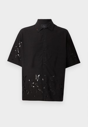 Zwarte kortafshirt met een kraag en een uitgesneden bloemmotief langs de zoom, met knoopsluiting aan de voorkant en een gladde textuur.