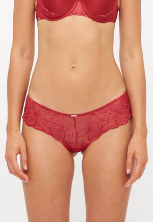 Rode doorzichtige kantonderbroek met bloemenborduursel, golvende randen en een gladde tailleband. Heeft een kleine centrale accent voor detail.