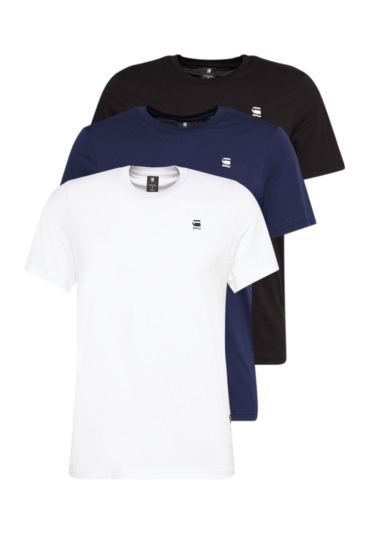 Drie crew-neck t-shirts in wit, marineblauw en zwart. Elk shirt heeft een klein logo op de borst en een standaard pasvorm met korte mouwen.