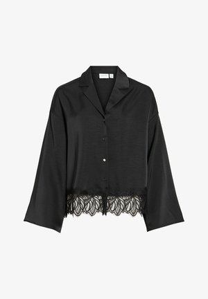 Černá halenka s límečkem, zapínáním na knoflíky a širokými rukávy. Má ozdobný krajkový lem na spodním okraji. Hladká textura látky.