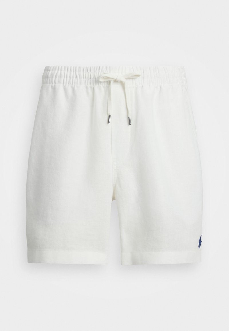 Hvite linshorts med elastisk midjebånd og snor, med en liten marineblå logo på venstre side. jevnt tekstur, uformell design.